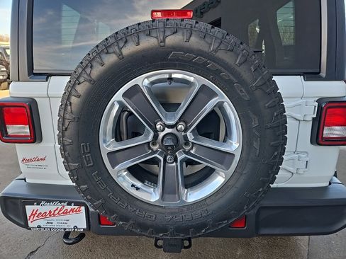 Used 2018 Jeep Wrangler Unlimited Sahara image 28