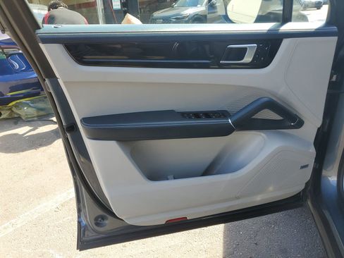 Used 2019 Porsche Cayenne image 19