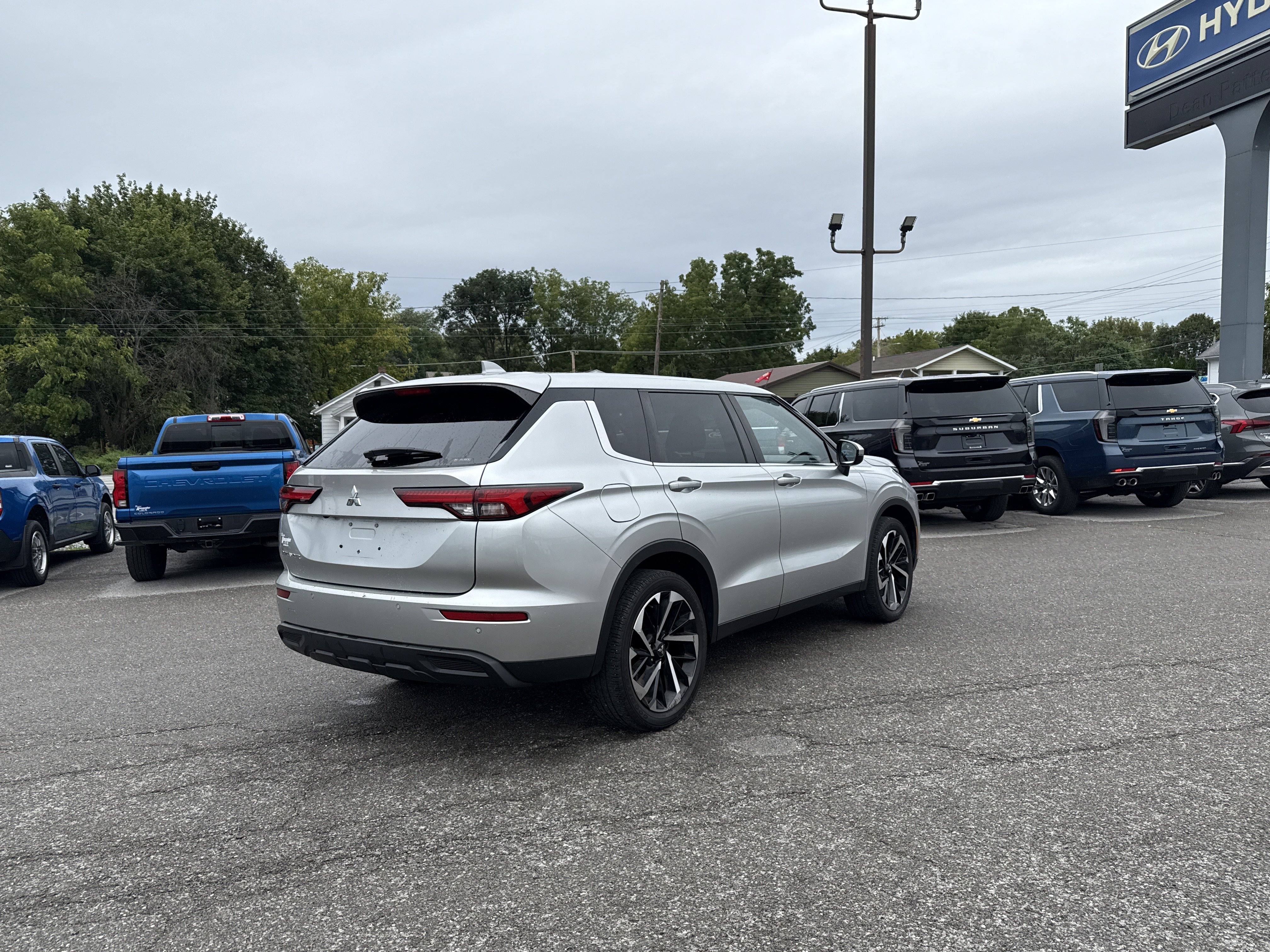Used 2022 Mitsubishi Outlander ES AWD/4WD image 3