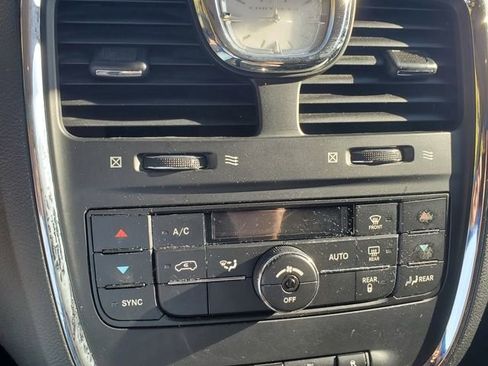 Used 2011 Chrysler Town & Country Touring FWD image 31