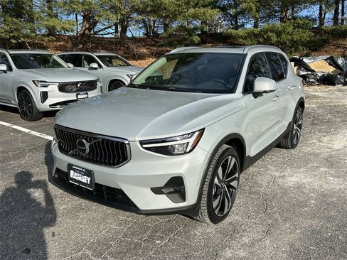 Certified 2024 Volvo XC40 B5 Plus w/ Protection Package Premier image 4