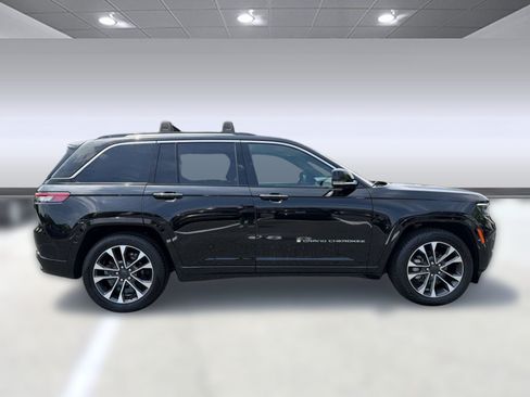 Used 2022 Jeep Grand Cherokee Overland w/ Luxury Tech Group IV AWD/4WD image 8