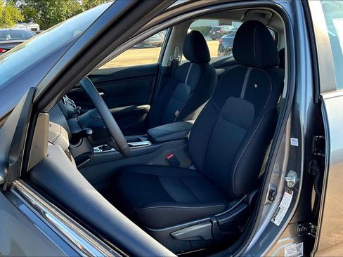 Used 2025 Nissan Sentra SV w/ All-Weather Package FWD image 18
