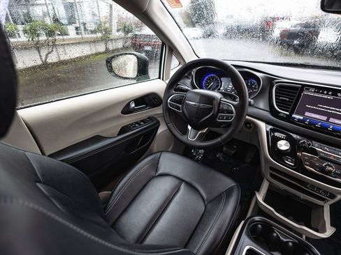 Used 2024 Chrysler Pacifica Touring-L image 26