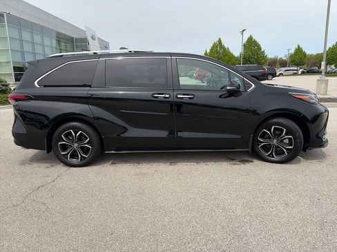 Used 2025 Toyota Sienna Platinum AWD/4WD image 11