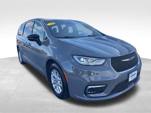 Used 2025 Chrysler Pacifica Select image 7