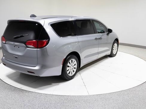 Used 2020 Chrysler Voyager L image 6