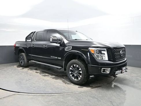 Used 2016 Nissan Titan PRO-4X w/ Pro-4x Convenience Package AWD/4WD image 5