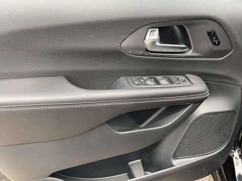 New 2026 Chrysler Pacifica Select FWD image 15