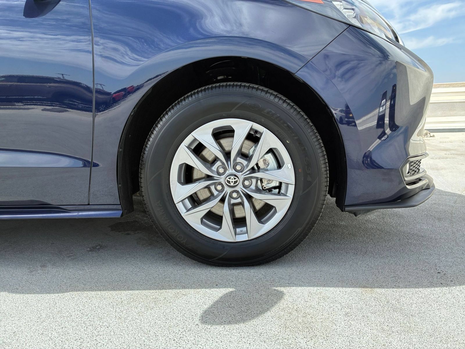 Used 2025 Toyota Sienna XLE FWD image 32