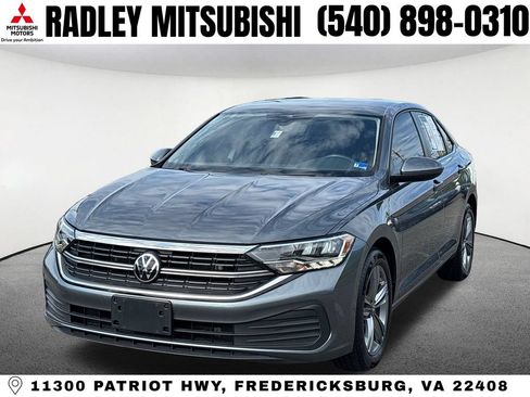 Used 2024 Volkswagen Jetta SE FWD image 1