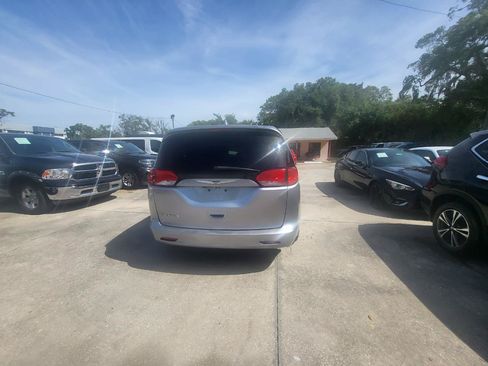 Used 2017 Chrysler Pacifica Touring w/ Tire & Wheel Group FWD image 31