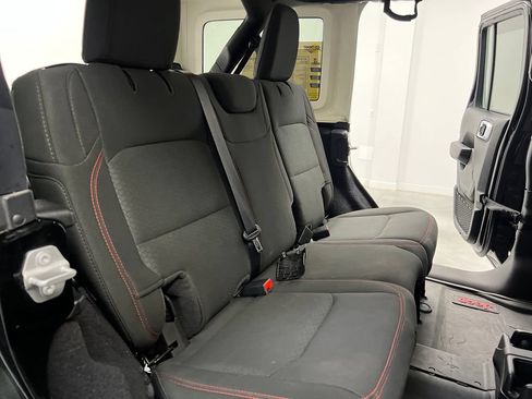 Used 2022 Jeep Wrangler Unlimited Rubicon w/ Cold Weather Group AWD/4WD image 18