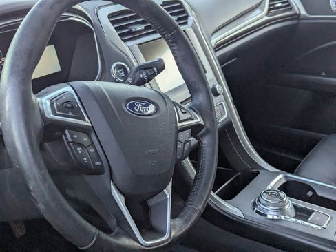 Used 2017 Ford Fusion SE w/ Fusion SE Technology Package image 9