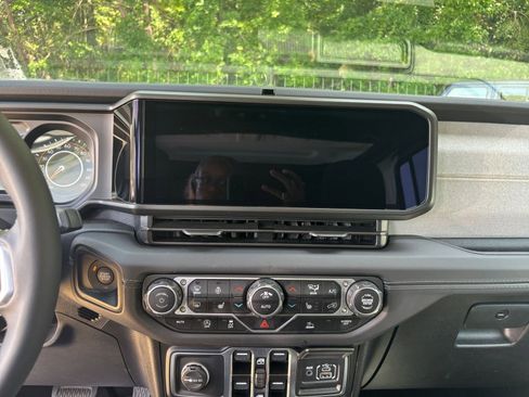 Used 2025 Jeep Wrangler Unlimited Sahara AWD/4WD image 18