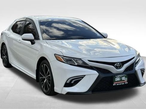 Used 2020 Toyota Camry SE image 3