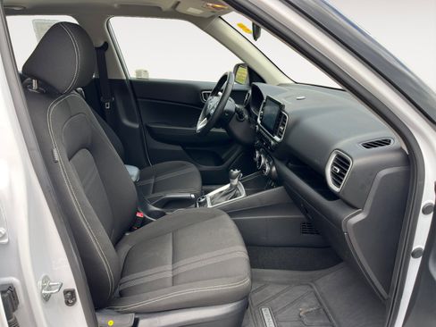 Used 2024 Hyundai Venue SEL image 18