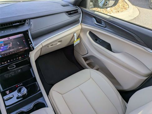 New 2026 Jeep Grand Cherokee L Limited w/ Limited Altitude Package AWD/4WD image 18