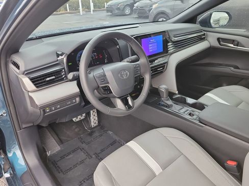 Used 2025 Toyota Camry SE image 19