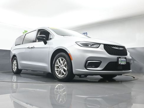 Used 2024 Chrysler Pacifica Touring-L image 27