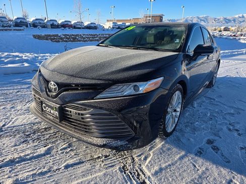 Used 2018 Toyota Camry XLE image 3