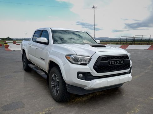 Used 2017 Toyota Tacoma 2WD Double Cab image 2