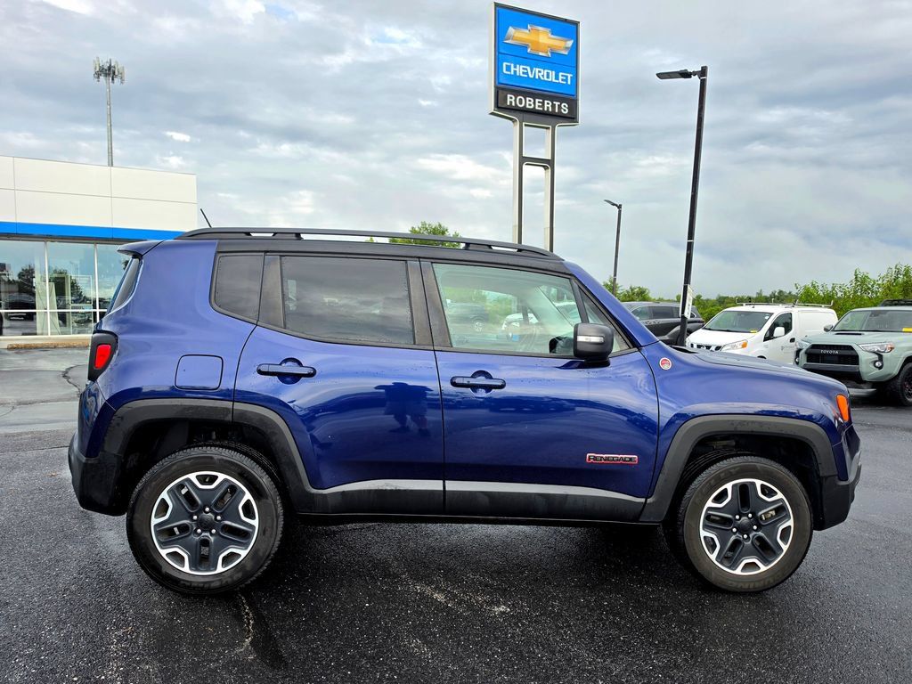 Used 2017 Jeep Renegade Trailhawk w/ Premium Trailhawk Package AWD/4WD image 9