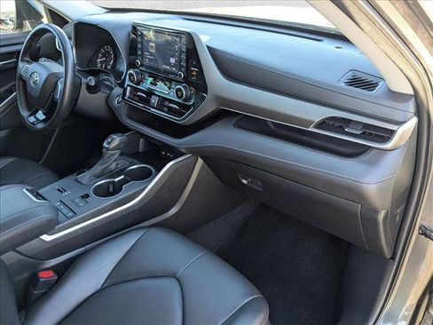 Used 2021 Toyota Highlander XLE image 20
