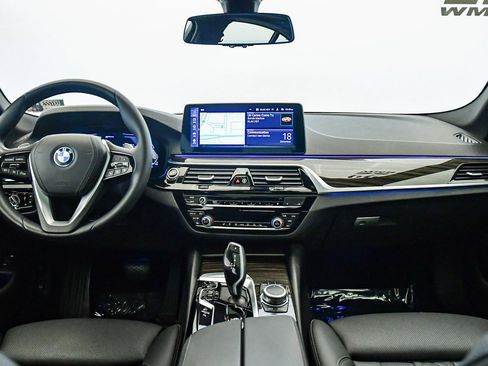 Certified 2022 BMW 530e w/ Premium Package image 15