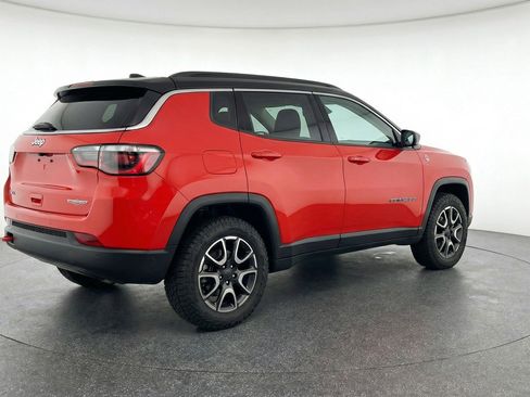 Used 2025 Jeep Compass Trailhawk AWD/4WD image 9