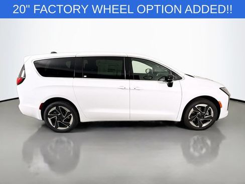 New 2027 Chrysler Pacifica Limited AWD/4WD image 8