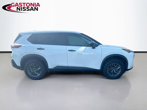 Used 2023 Nissan Rogue S AWD/4WD image 10