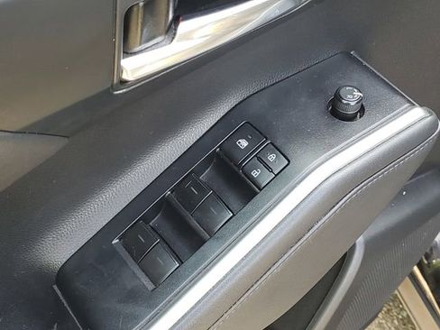 Used 2022 Toyota Highlander XLE AWD/4WD image 23