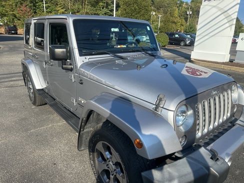 Used 2016 Jeep Wrangler Unlimited Sahara image 3