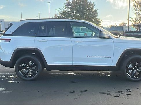 New 2025 Jeep Grand Cherokee Limited w/ Luxury Tech Group II image 2