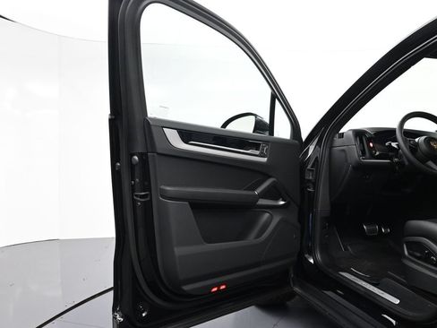 Used 2025 Porsche Cayenne S AWD/4WD image 16