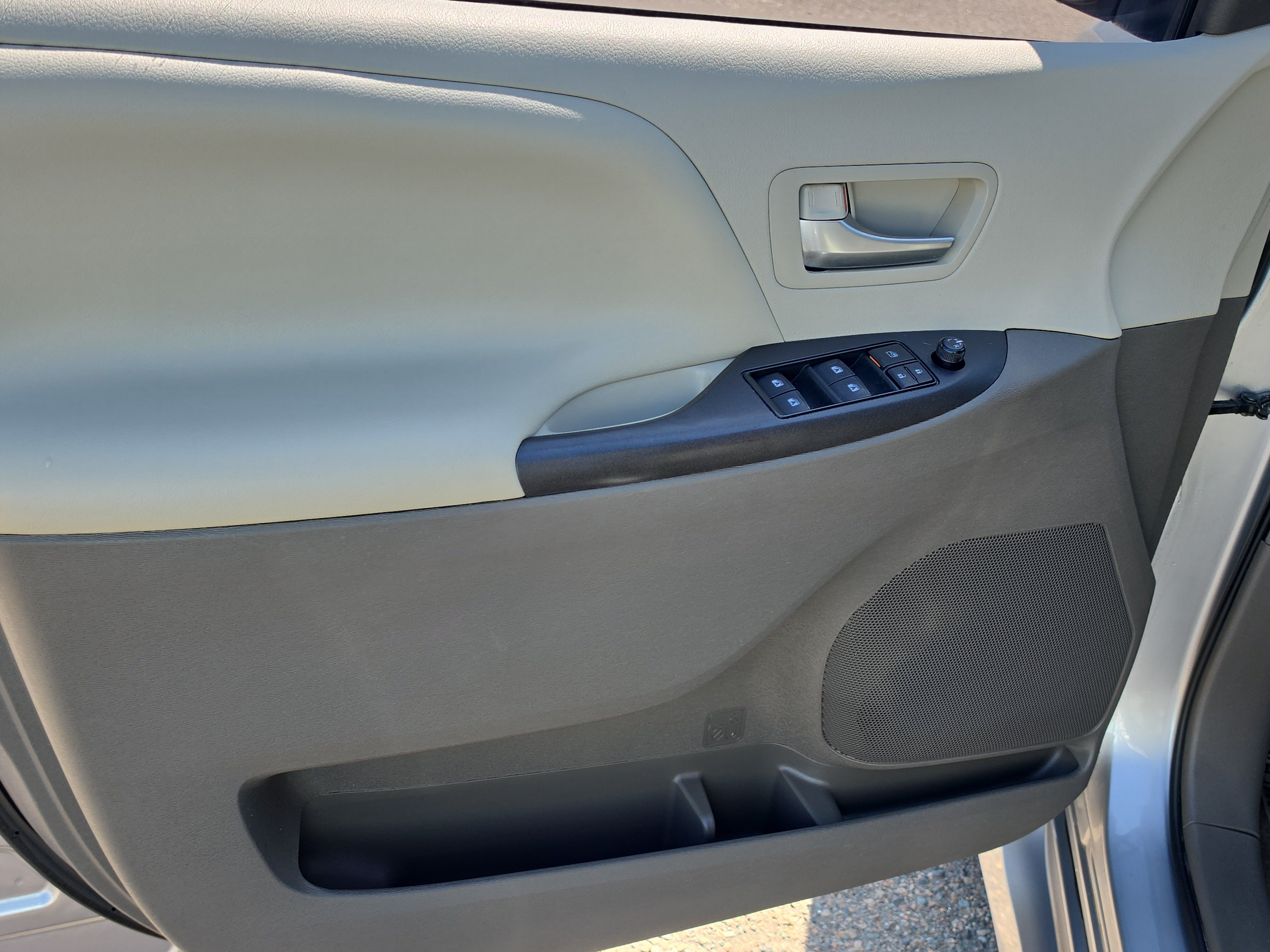 Used 2018 Toyota Sienna LE FWD image 18