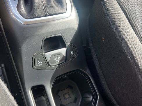 Used 2023 Jeep Renegade Latitude AWD/4WD image 40