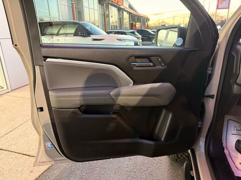 Used 2024 Chevrolet Colorado ZR2 w/ Technology Package image 38