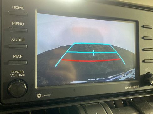 Used 2021 Toyota RAV4 LE AWD/4WD image 4