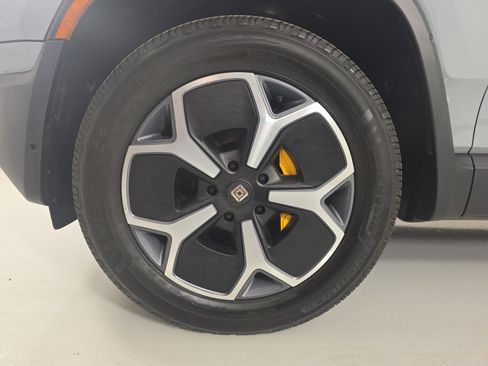 Used 2024 Rivian R1S Adventure AWD/4WD image 9