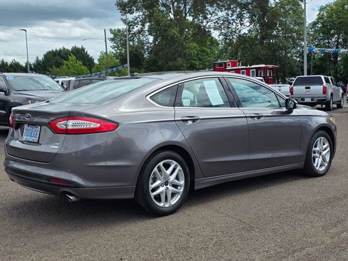 Used 2014 Ford Fusion SE w/ Equipment Group 202A FWD image 2
