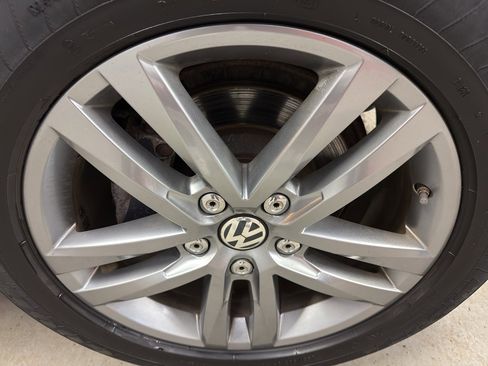 Used 2014 Volkswagen Touareg TDI image 32