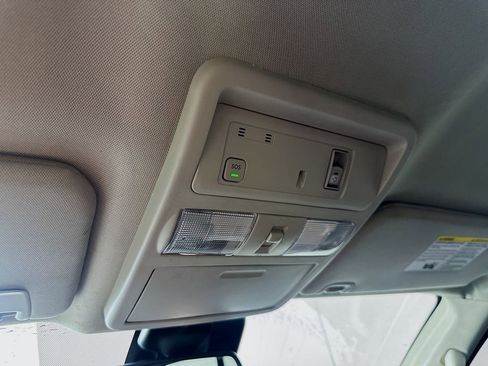 Used 2021 Nissan Titan SV w/ SV Convenience Package image 33