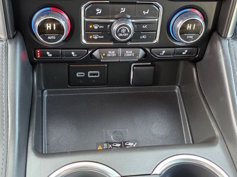 Used 2024 Chevrolet Suburban LT image 25