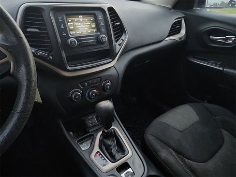 Used 2015 Jeep Cherokee Sport image 25