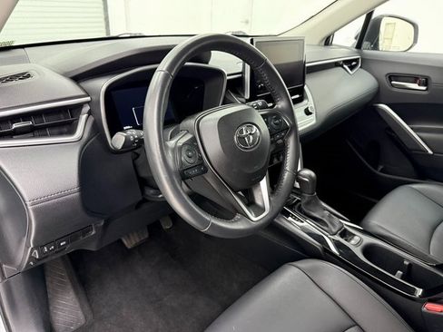 Used 2024 Toyota Corolla Cross XLE image 8