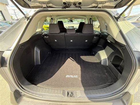 Used 2021 Toyota RAV4 LE AWD/4WD image 23