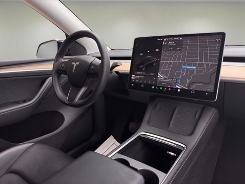 Used 2023 Tesla Model Y 2WD image 11