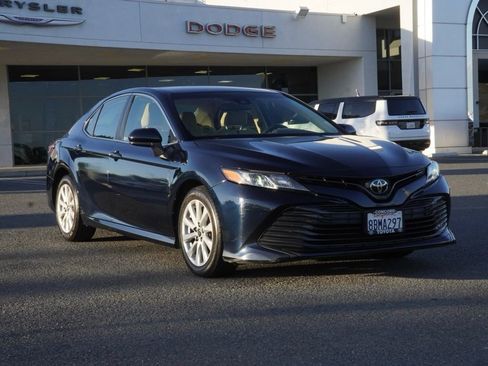 Used 2018 Toyota Camry LE image 2
